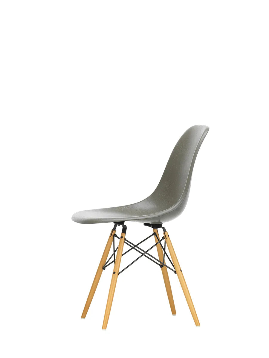 Eames Fiberglass Chair DSW, lys ahorn fra Vitra