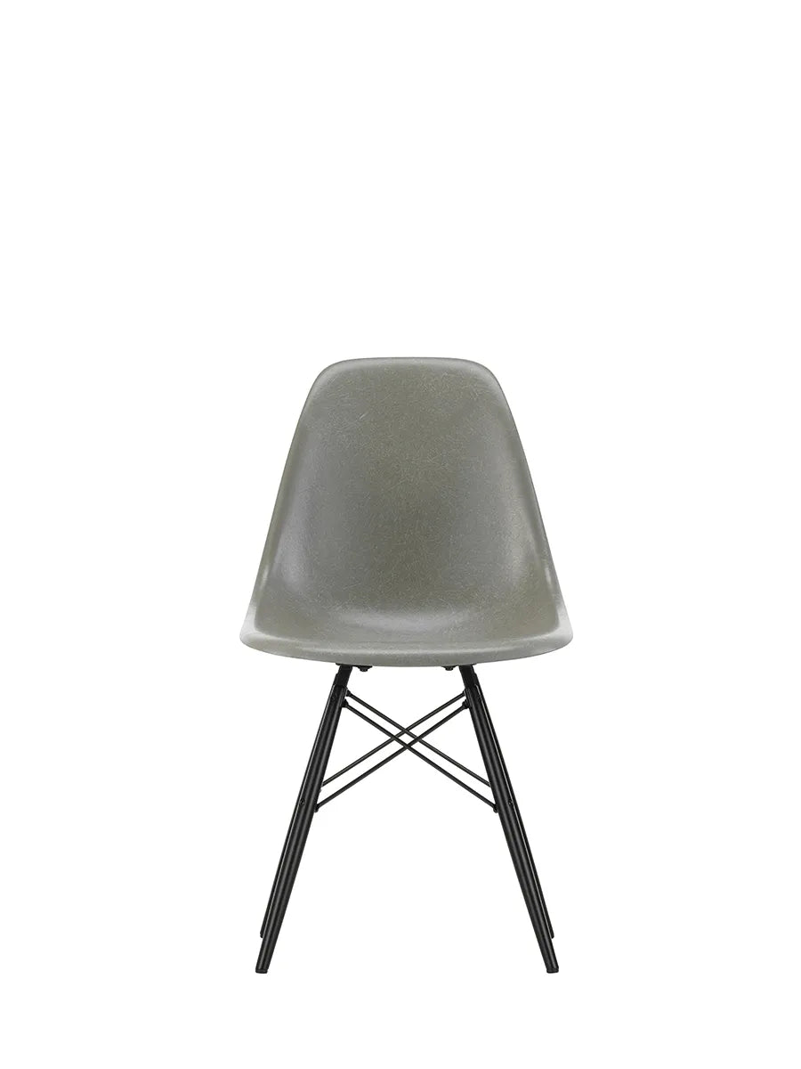 Eames Fiberglass Chair DSW, sortlakeret ahorn fra Vitra