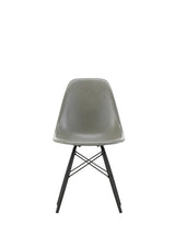 Eames Fiberglass Chair DSW, sortlakeret ahorn fra Vitra - Eames Raw Umber - Jacobsen Plus