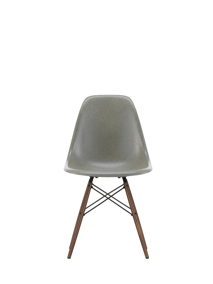 Eames Fiberglass Chair DSW, mørkbejdset ahorn fra Vitra - Eames Raw Umber - Jacobsen Plus