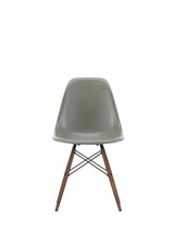 Eames Fiberglass Chair DSW, mørkbejdset ahorn fra Vitra - Eames Raw Umber - Jacobsen Plus