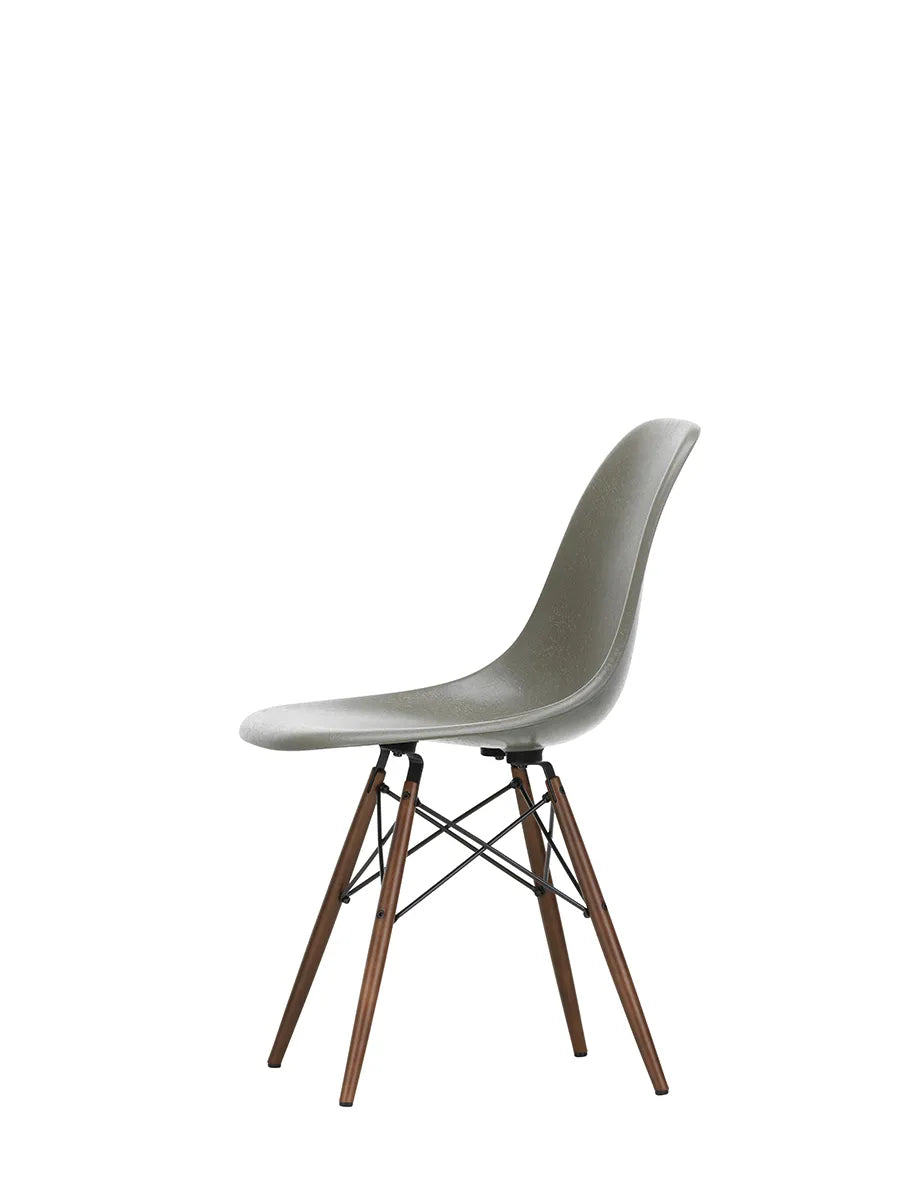 Eames Fiberglass Chair DSW, mørkbejdset ahorn fra Vitra