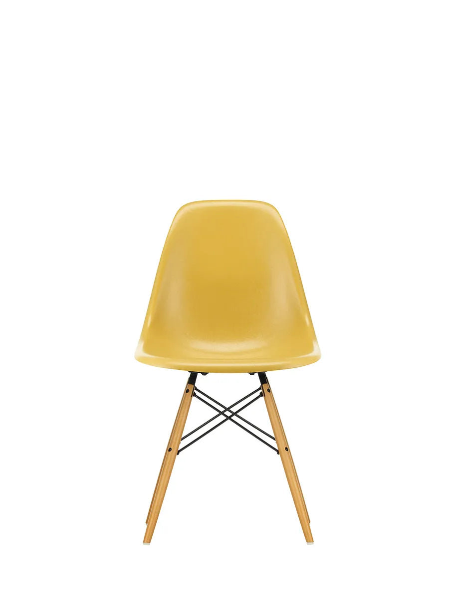 Eames Fiberglass Chair DSW, lys ahorn fra Vitra
