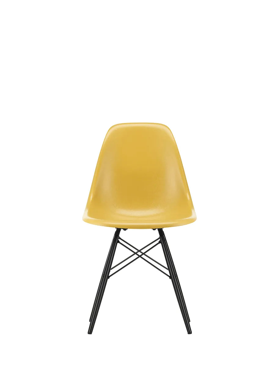 Eames Fiberglass Chair DSW, sortlakeret ahorn fra Vitra - Eames Ochre Light - Jacobsen Plus