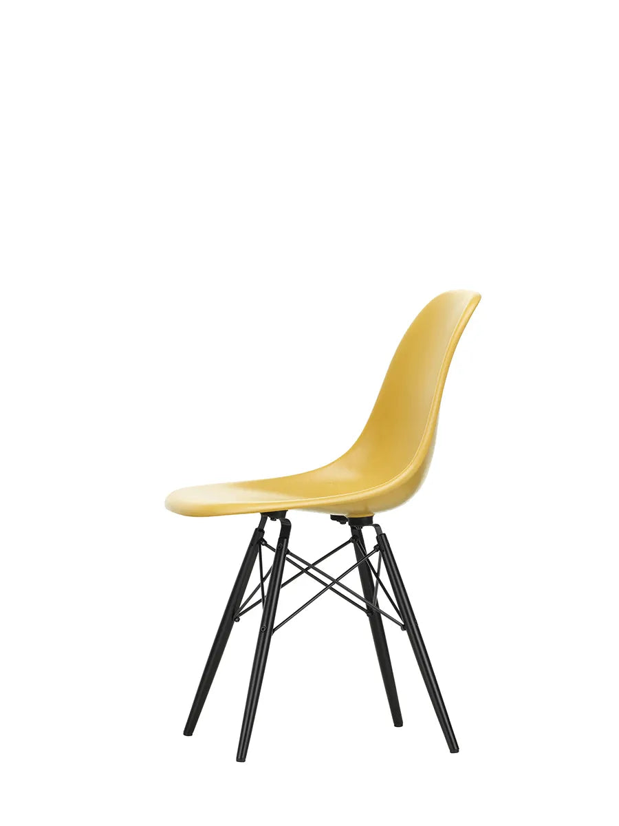 Eames Fiberglass Chair DSW, sortlakeret ahorn fra Vitra