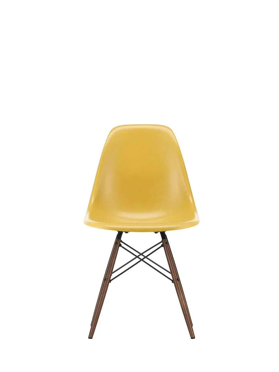 Eames Fiberglass Chair DSW, mørkbejdset ahorn fra Vitra