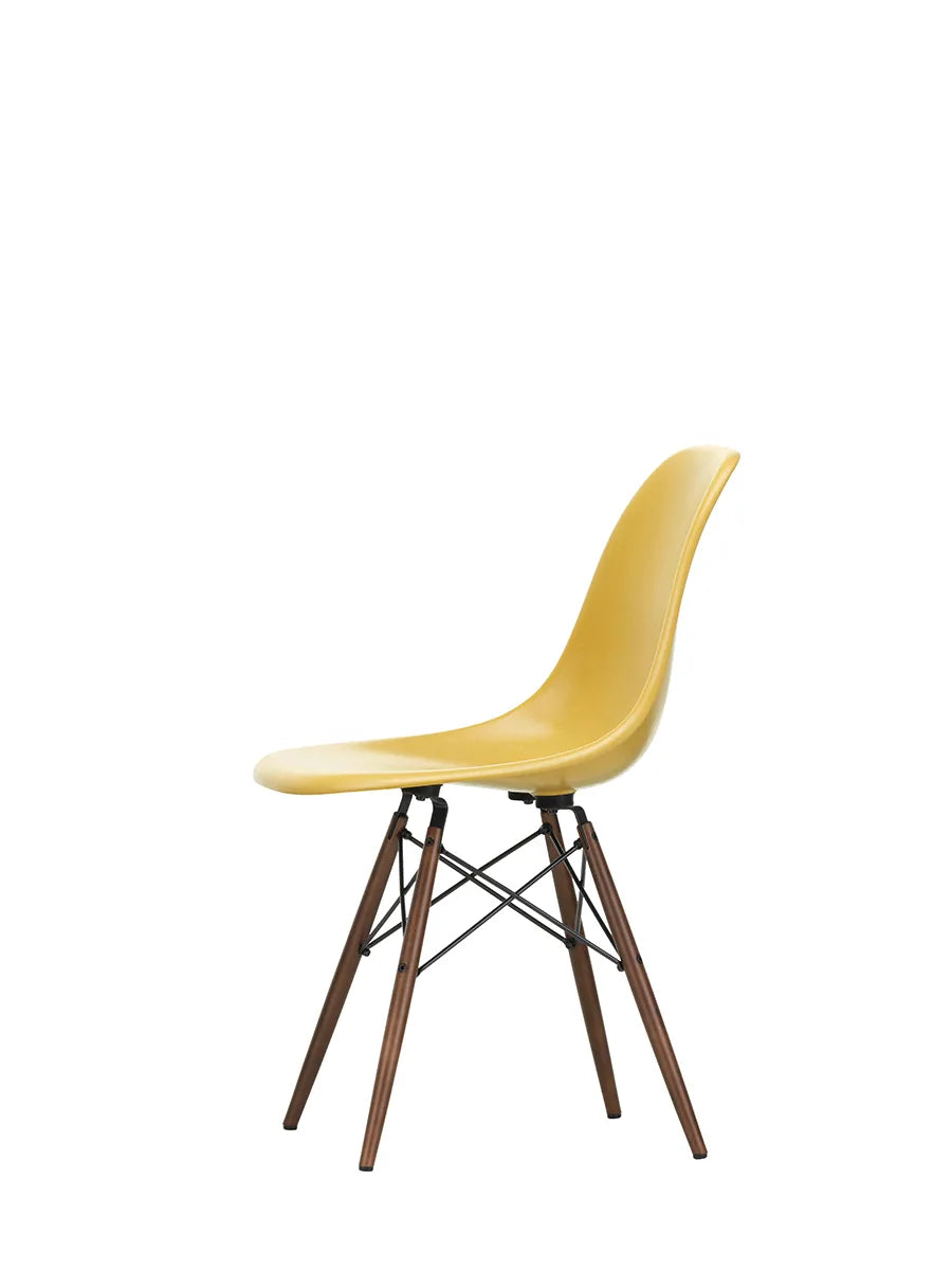 Eames Fiberglass Chair DSW, mørkbejdset ahorn fra Vitra