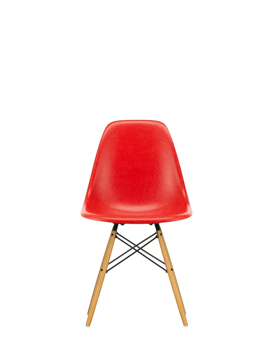 Eames Fiberglass Chair DSW, lys ahorn fra Vitra