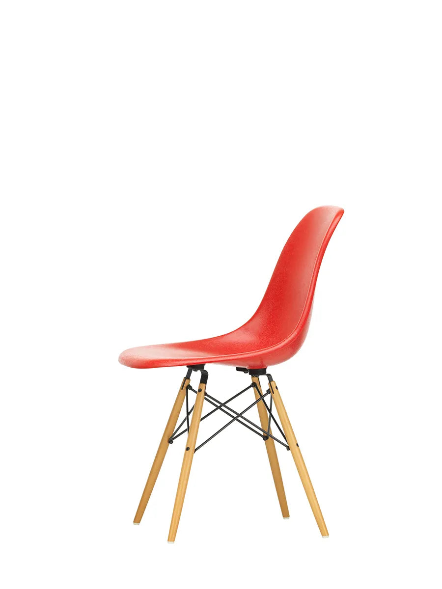Eames Fiberglass Chair DSW, lys ahorn fra Vitra