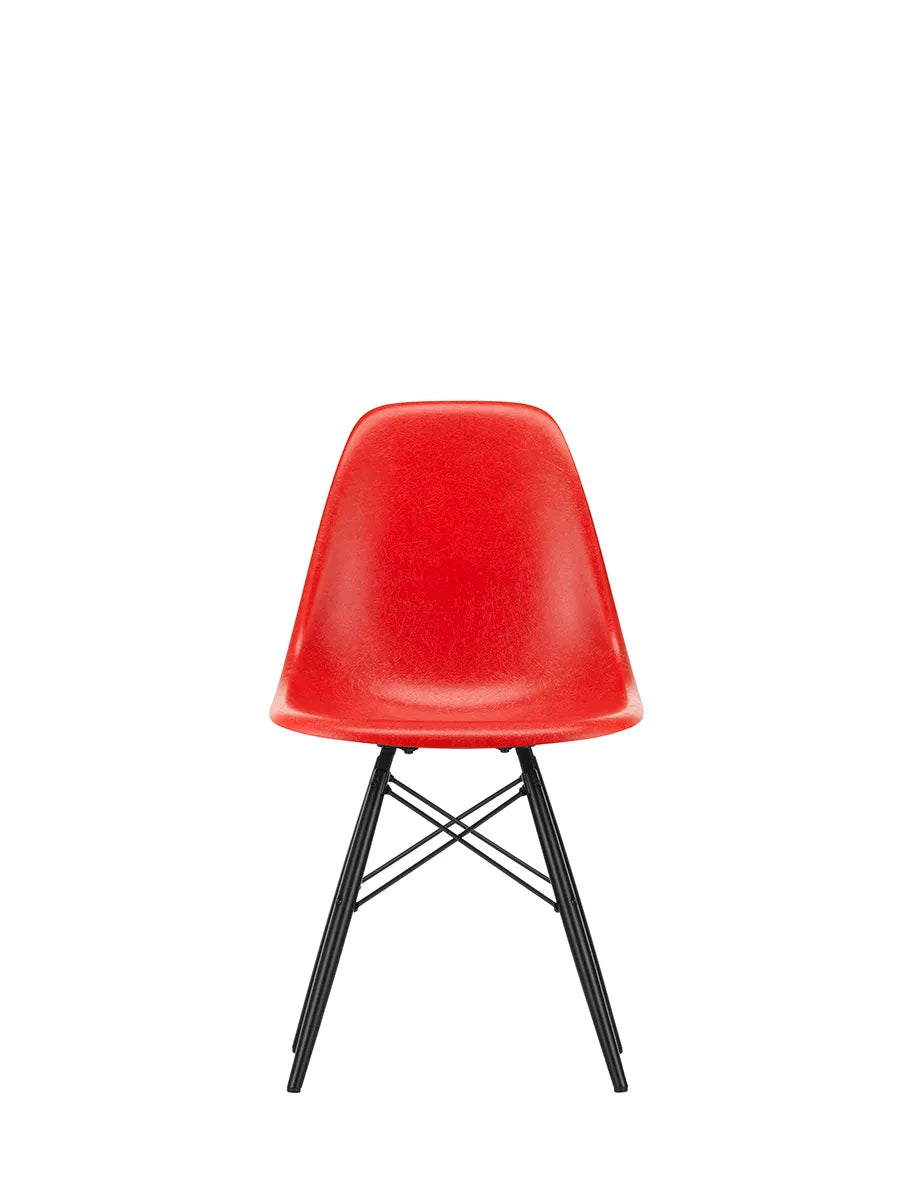 Eames Fiberglass Chair DSW, sortlakeret ahorn fra Vitra