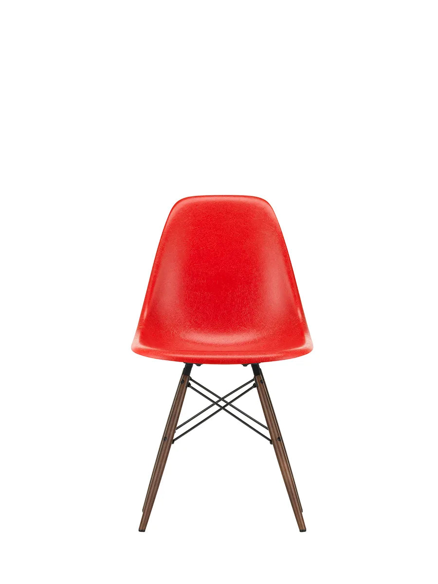 Eames Fiberglass Chair DSW, mørkbejdset ahorn fra Vitra