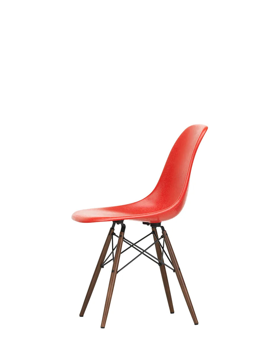 Eames Fiberglass Chair DSW, mørkbejdset ahorn fra Vitra