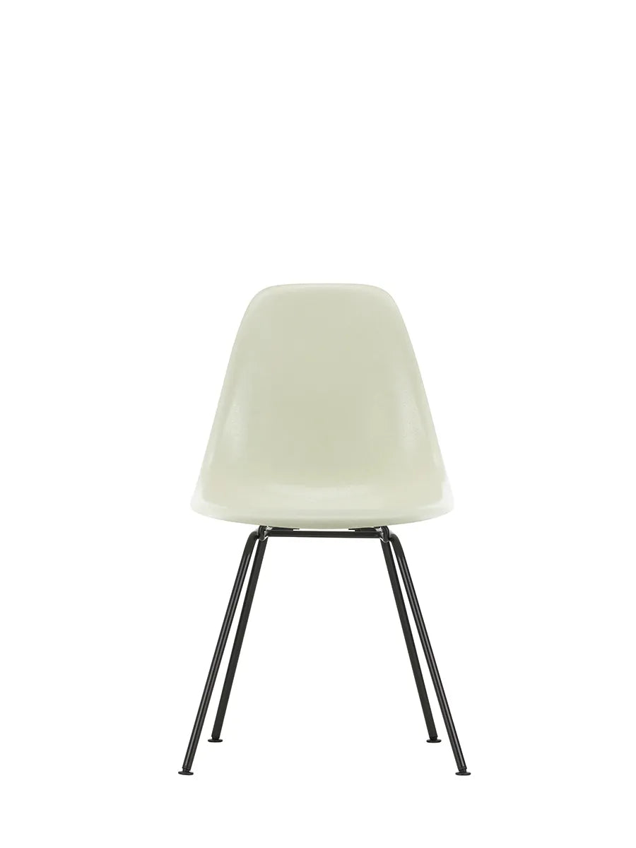 Eames Fiberglass Chair DSX, sortlakeret fra Vitra - Eames Parchment - Jacobsen Plus
