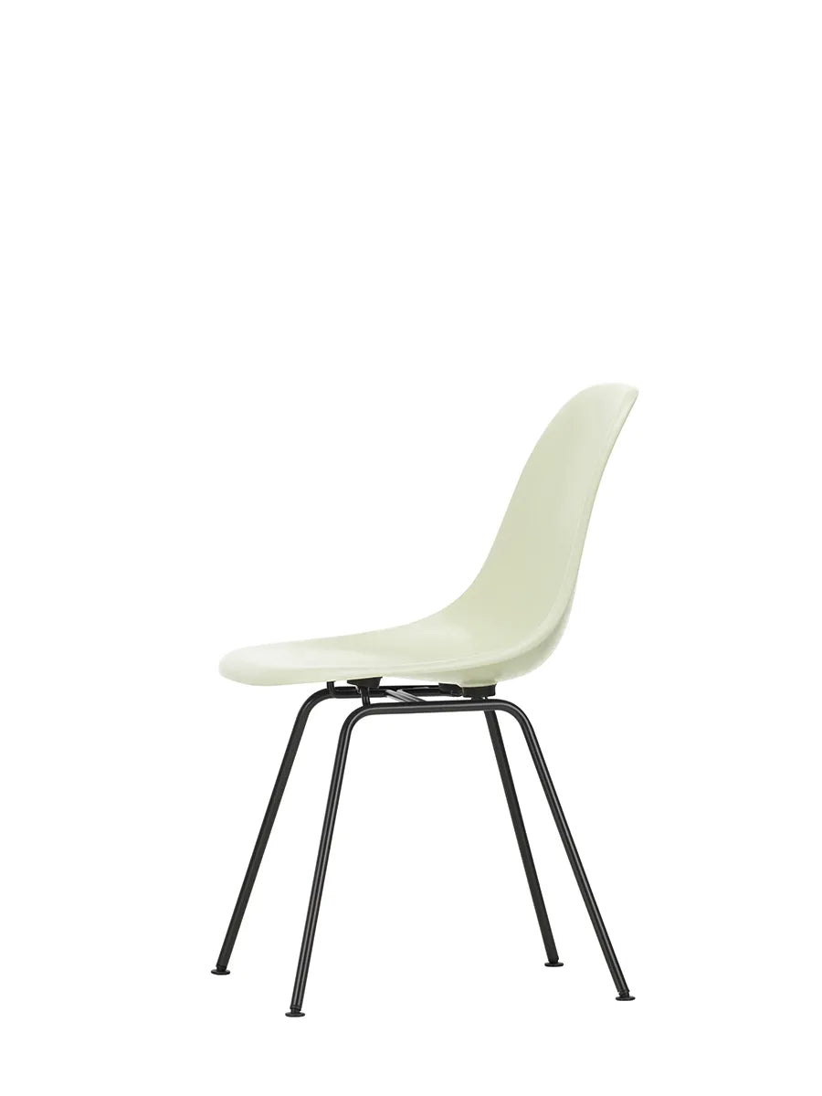 Eames Fiberglass Chair DSX, sortlakeret fra Vitra