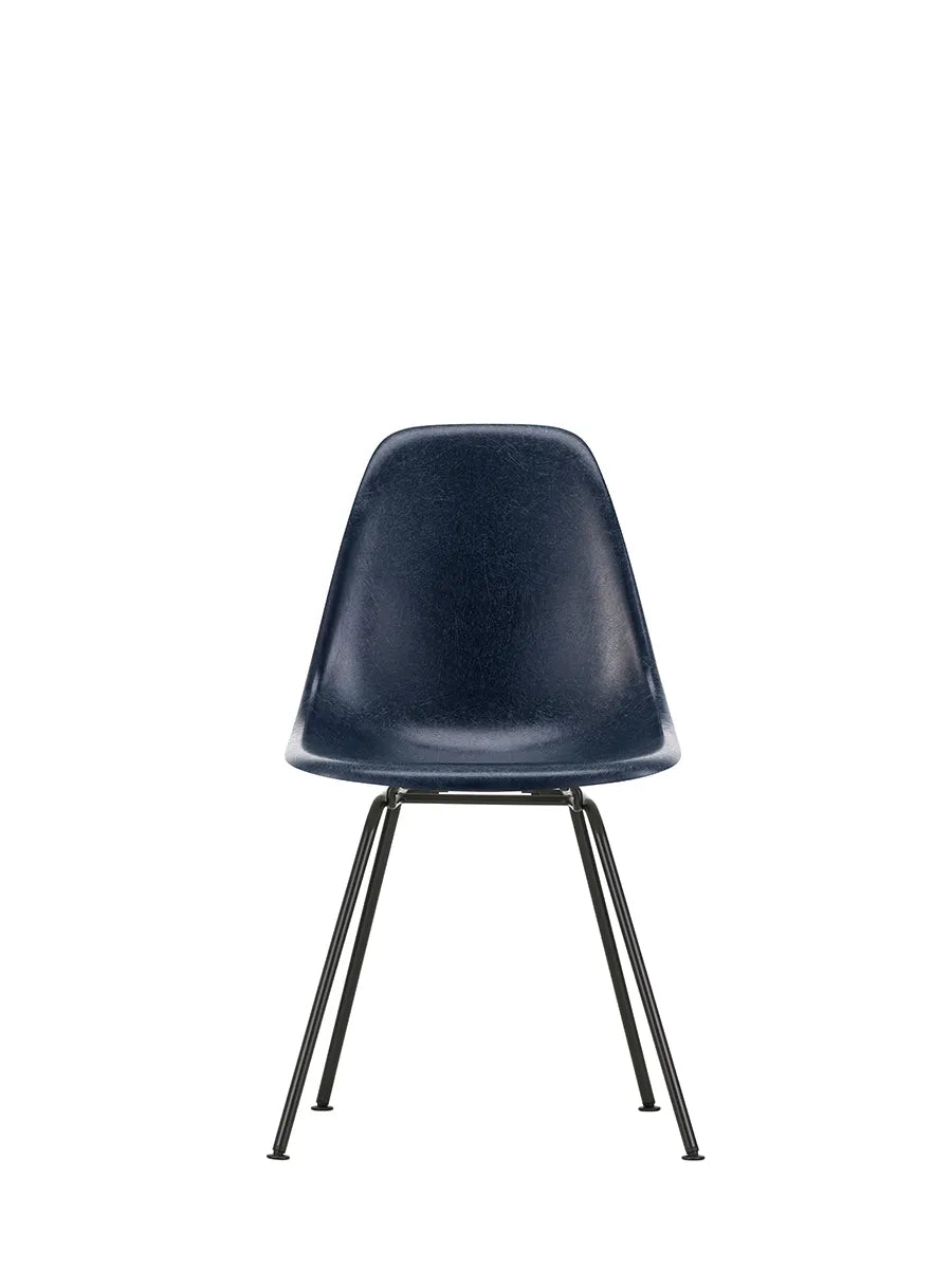 Eames Fiberglass Chair DSX, sortlakeret fra Vitra