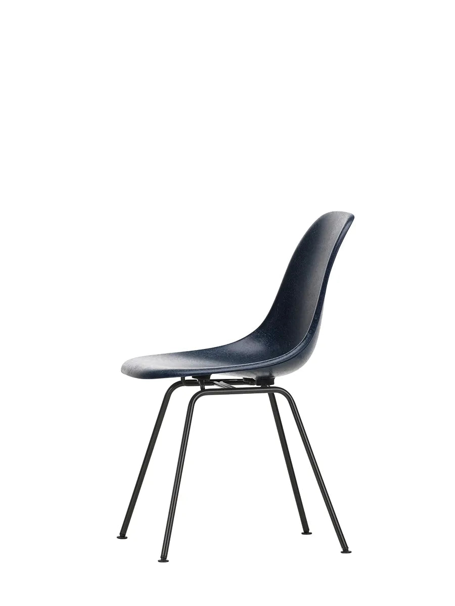 Eames Fiberglass Chair DSX, sortlakeret fra Vitra