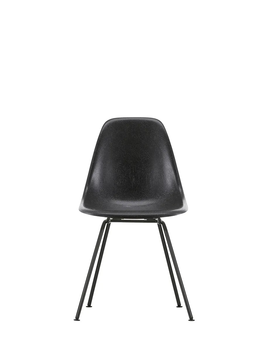 Eames Fiberglass Chair DSX, sortlakeret fra Vitra