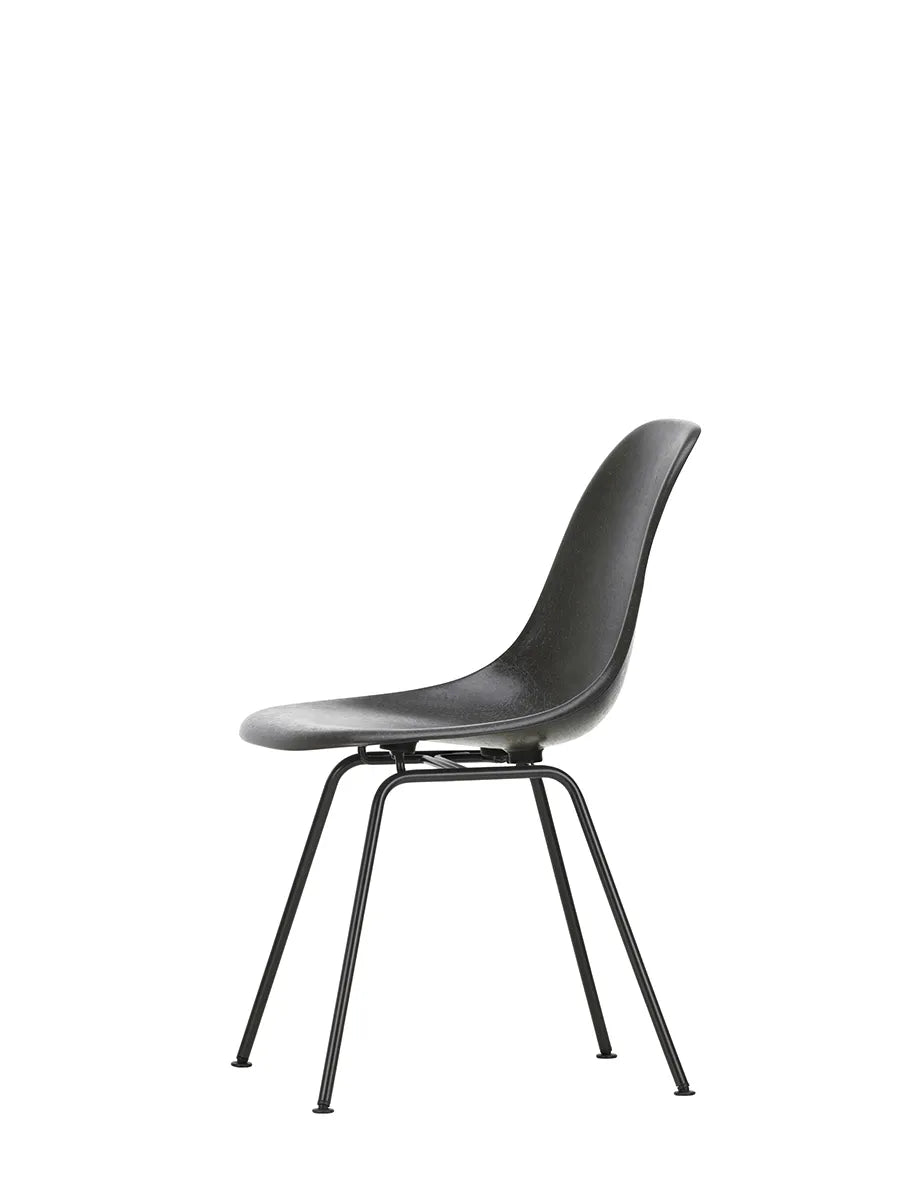 Eames Fiberglass Chair DSX, sortlakeret fra Vitra