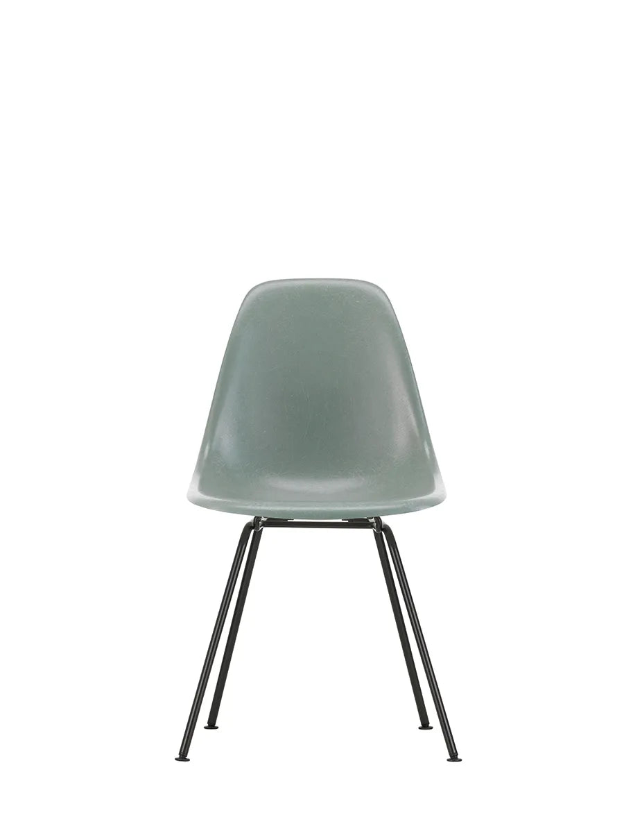 Eames Fiberglass Chair DSX, sortlakeret fra Vitra