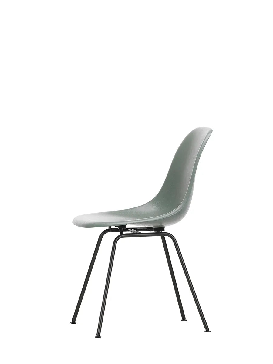 Eames Fiberglass Chair DSX, sortlakeret fra Vitra