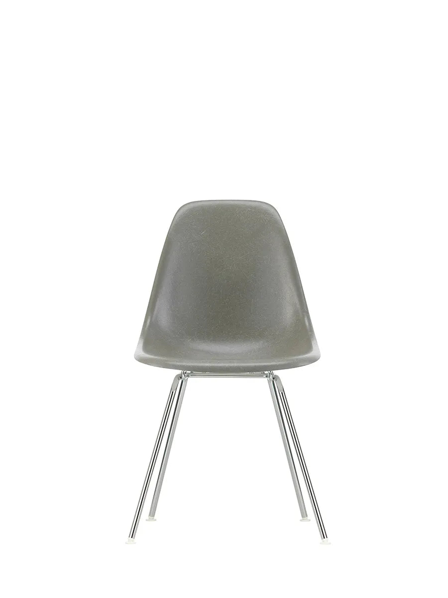Eames Fiberglass Chair DSX, krom fra Vitra - Eames Raw Umber - Jacobsen Plus