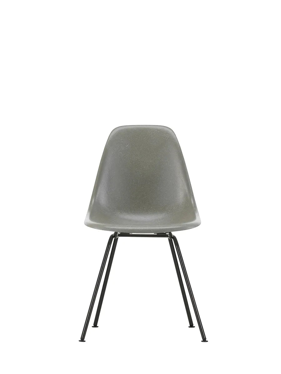 Eames Fiberglass Chair DSX, sortlakeret fra Vitra