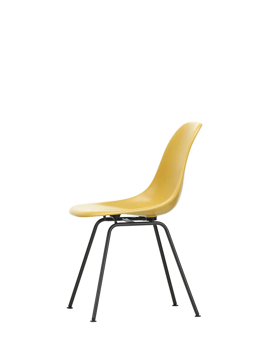 Eames Fiberglass Chair DSX, sortlakeret fra Vitra