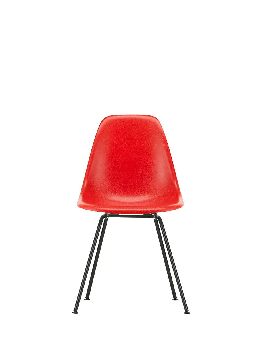 Eames Fiberglass Chair DSX, sortlakeret fra Vitra