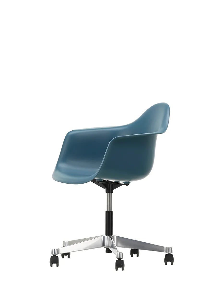 Eames Plastic Armchair PACC fra Vitra