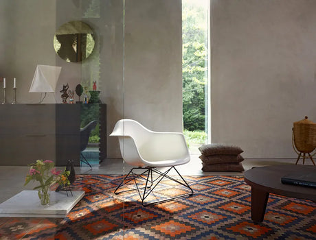 Eames Plastic Armchair LAR, sortlakeret fra Vitra - Poppy red - Jacobsen Plus