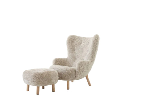 Petra VB3 inkl. Skammel, sheepskin moonlight fra &Tradition - Valnød - Jacobsen Plus