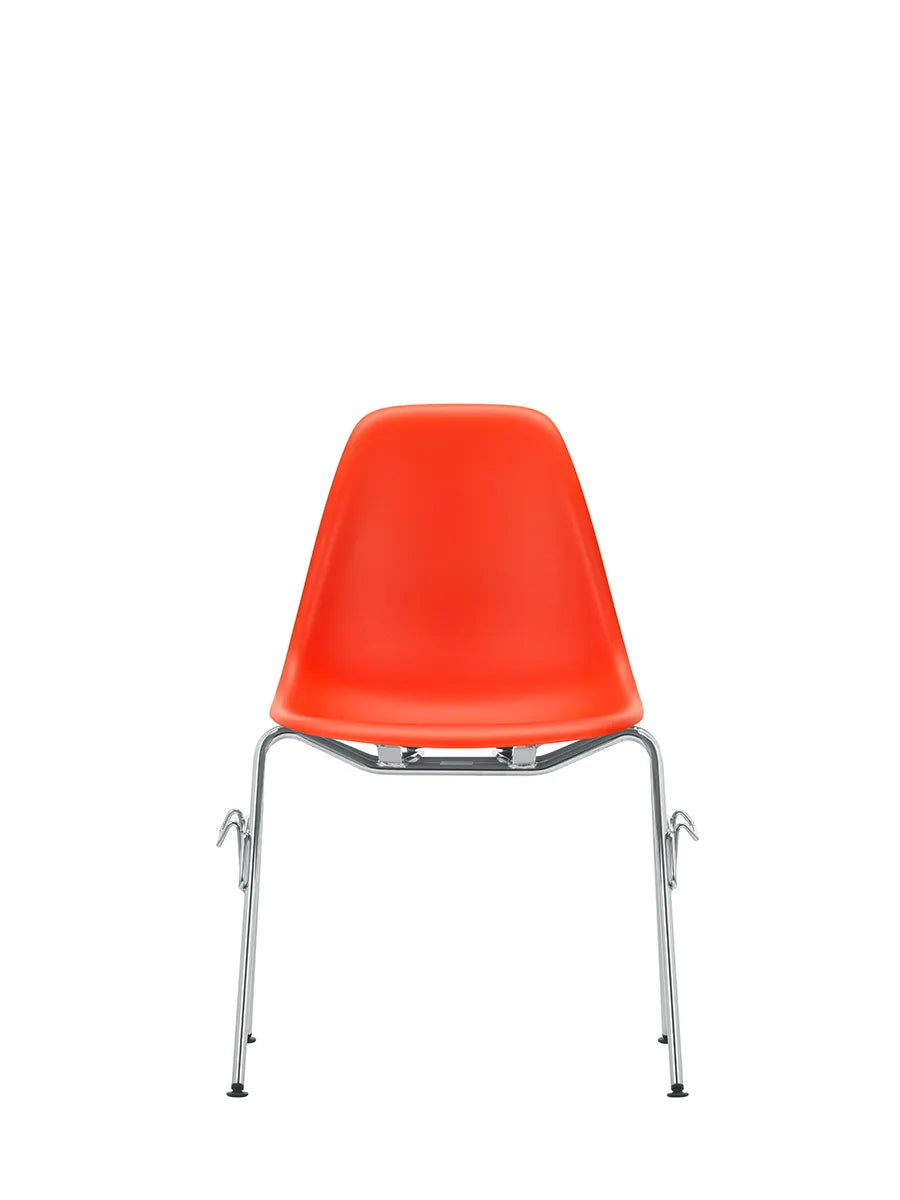 Eames Plastic Side Chair DSS, stabelbar fra Vitra