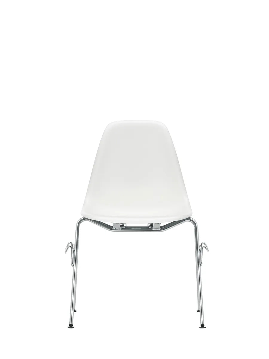 Eames Plastic Side Chair DSS, stabelbar fra Vitra