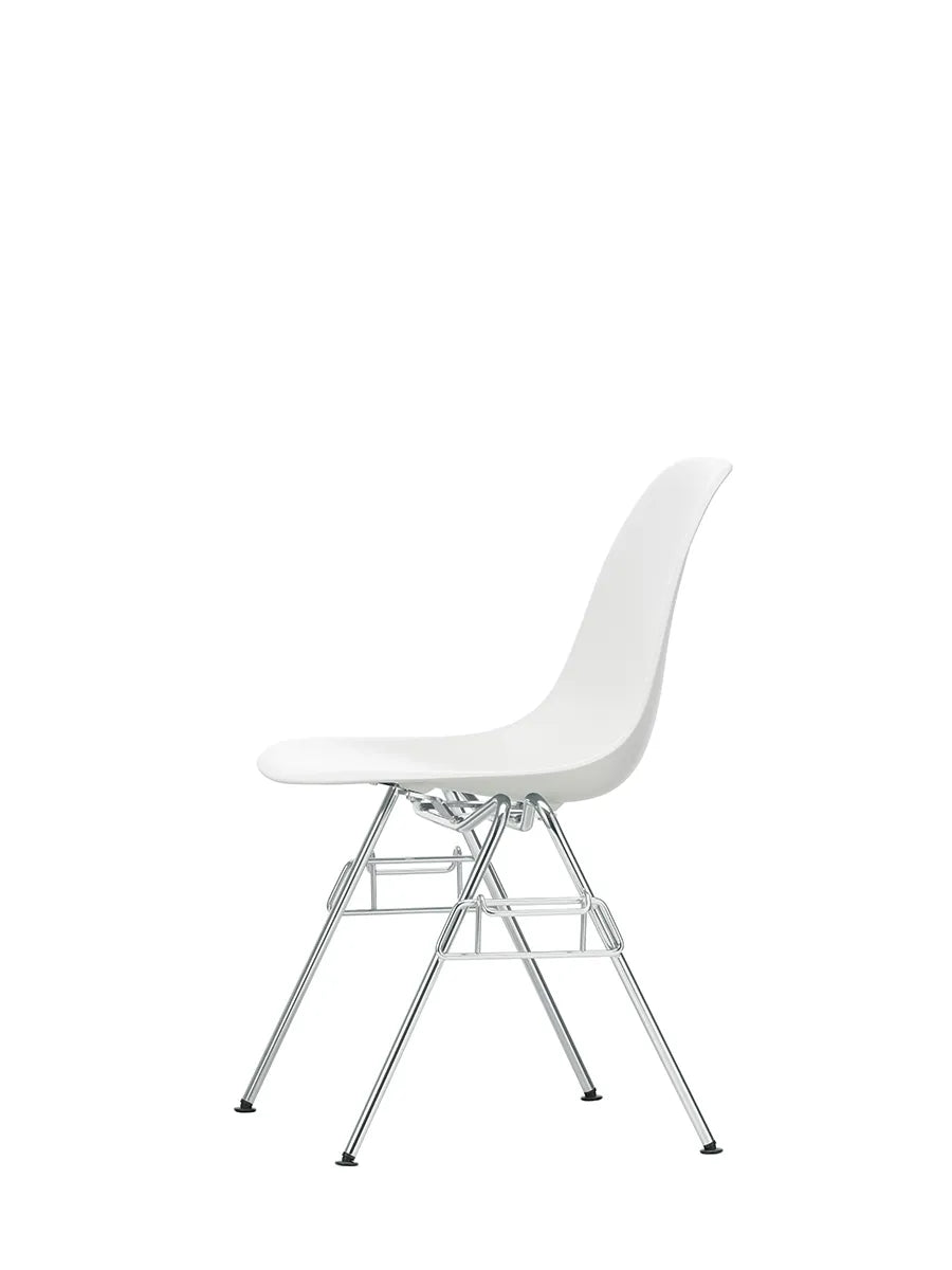 Eames Plastic Side Chair DSS, stabelbar fra Vitra