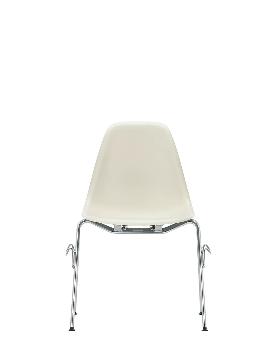 Eames Plastic Side Chair DSS, stabelbar fra Vitra