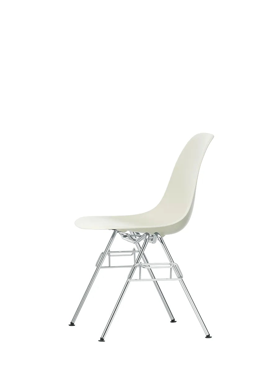 Eames Plastic Side Chair DSS, stabelbar fra Vitra