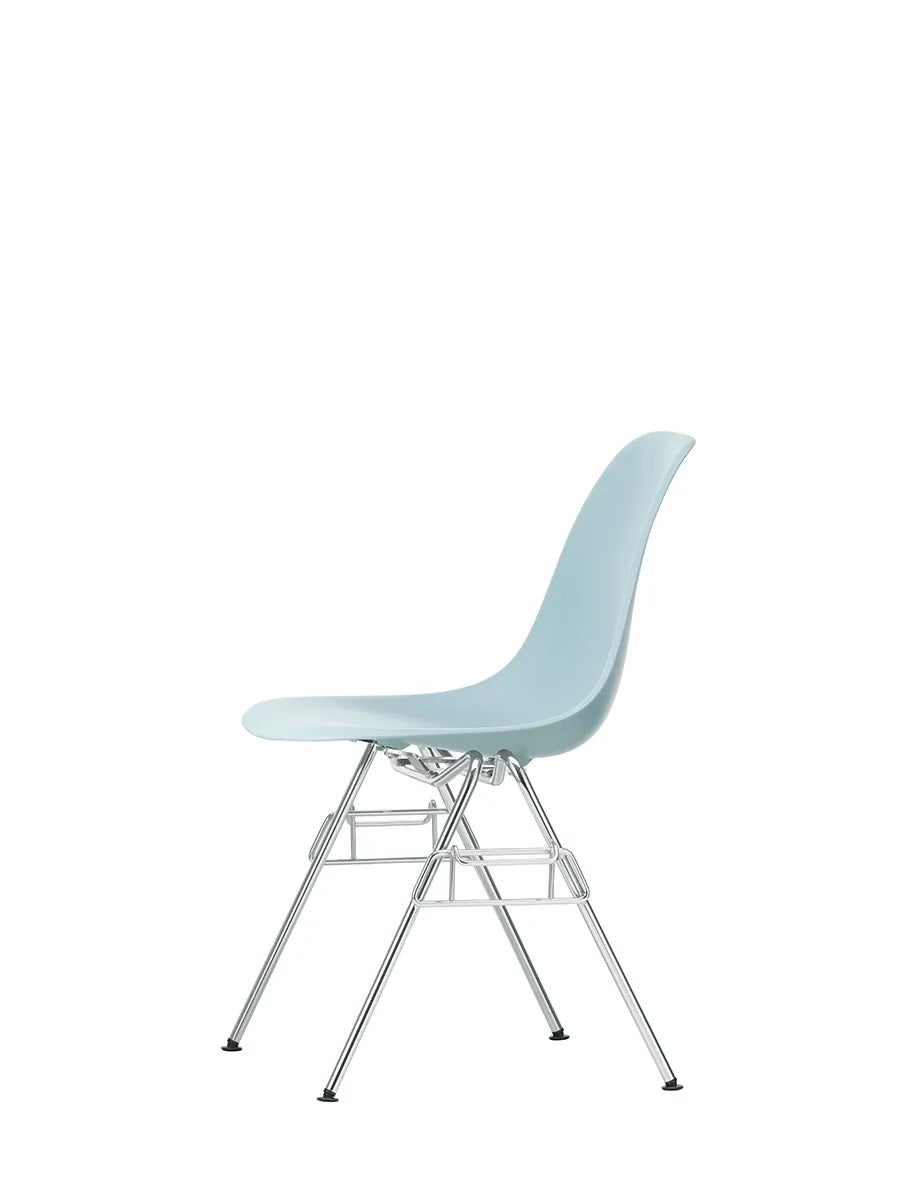 Eames Plastic Side Chair DSS, stabelbar fra Vitra