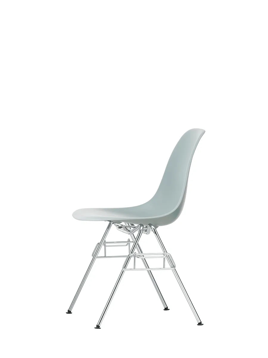 Eames Plastic Side Chair DSS, stabelbar fra Vitra