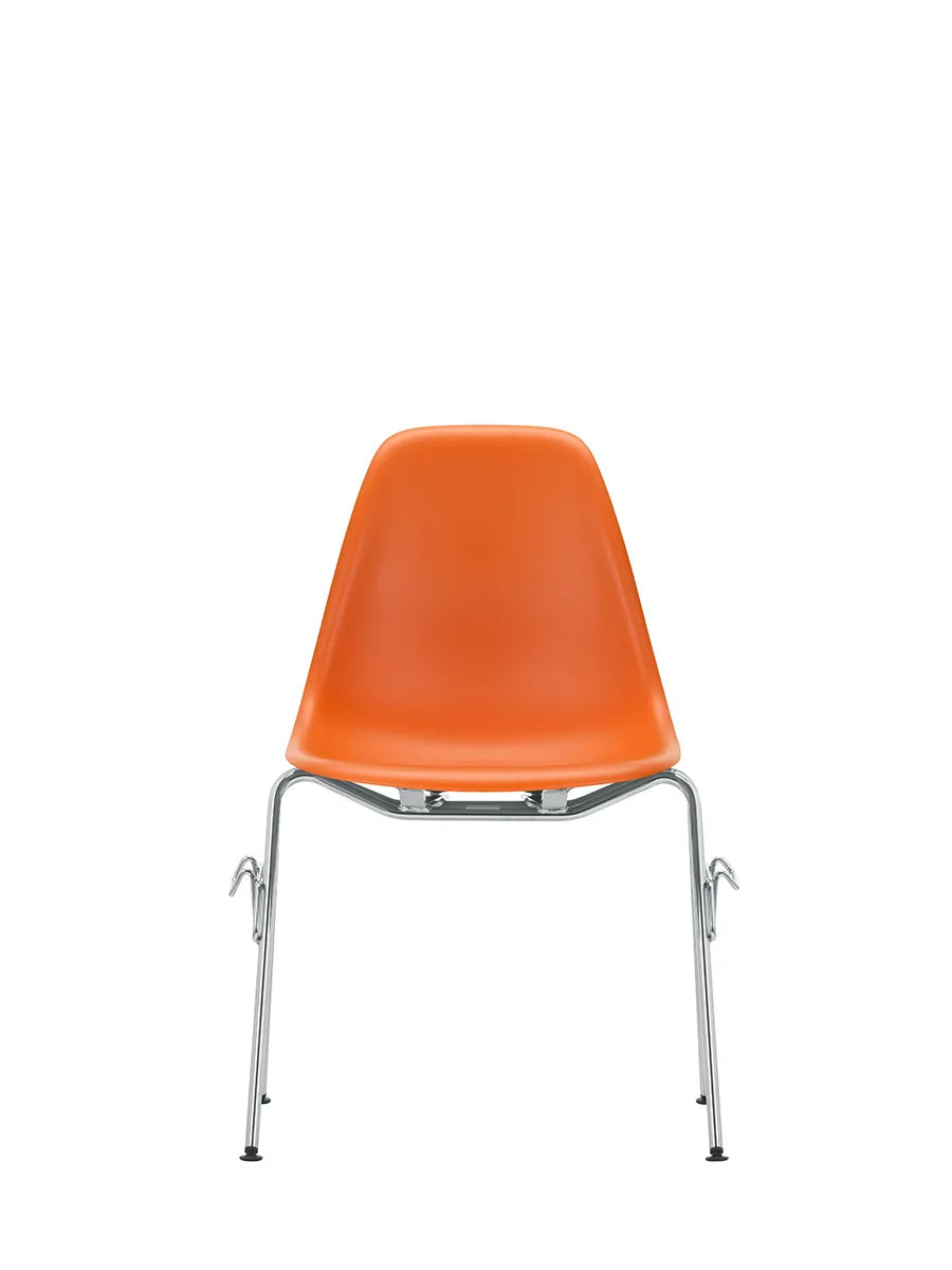 Eames Plastic Side Chair DSS, stabelbar fra Vitra