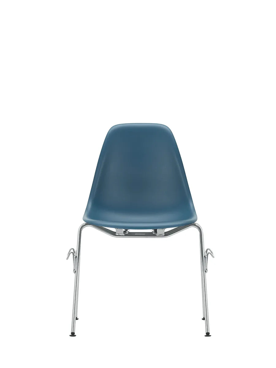 Eames Plastic Side Chair DSS, stabelbar fra Vitra