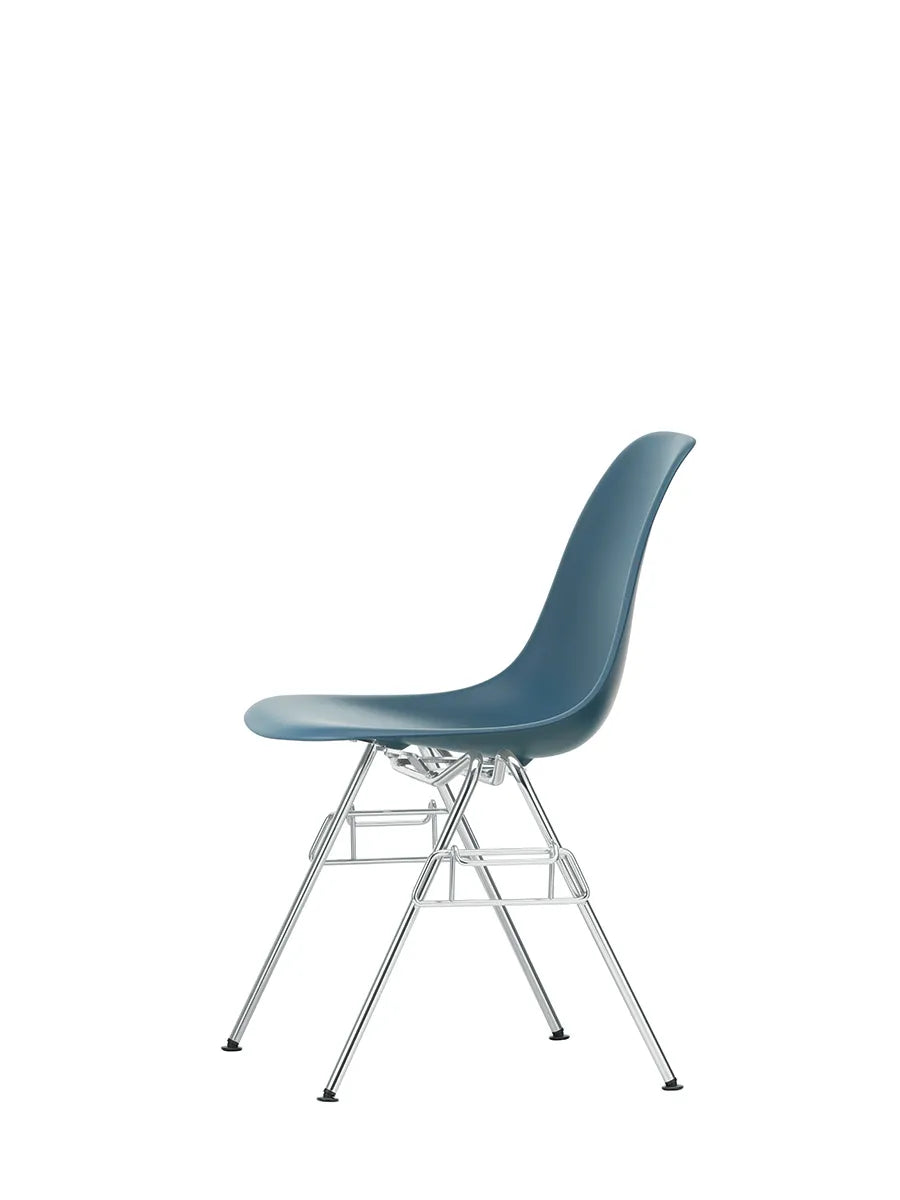 Eames Plastic Side Chair DSS, stabelbar fra Vitra