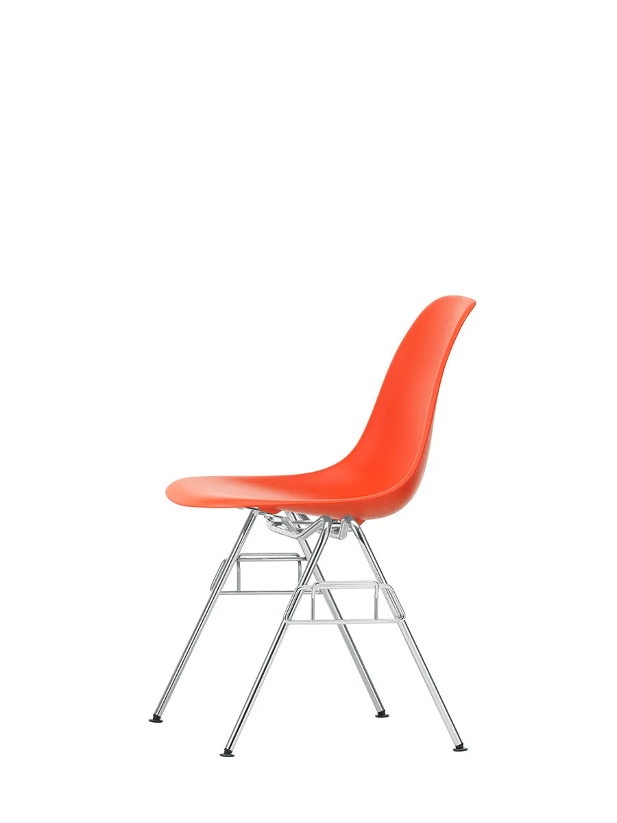Eames Plastic Side Chair DSS-N, stabelbar fra Vitra