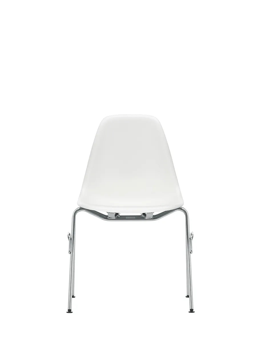Eames Plastic Side Chair DSS-N, stabelbar fra Vitra