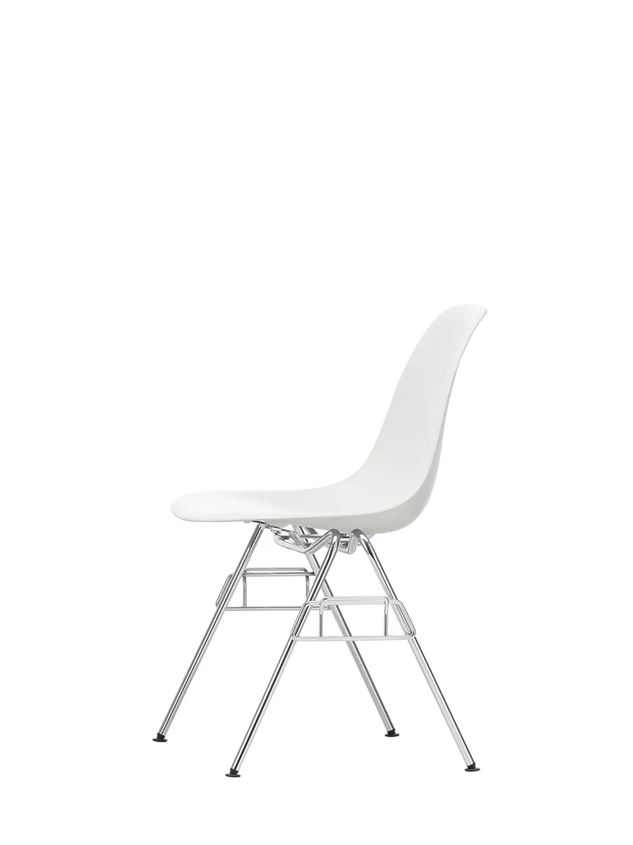 Eames Plastic Side Chair DSS-N, stabelbar fra Vitra