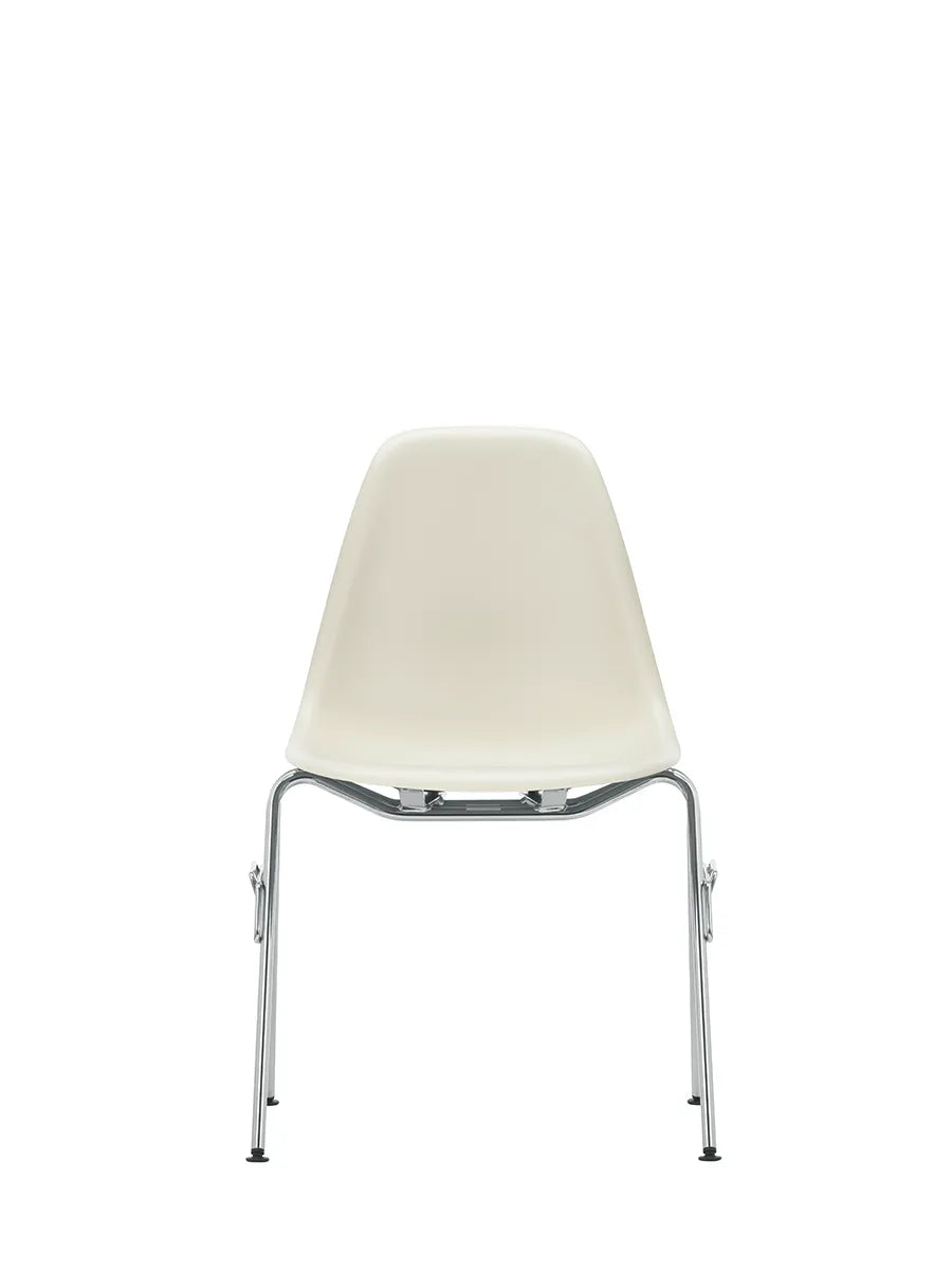 Eames Plastic Side Chair DSS-N, stabelbar fra Vitra