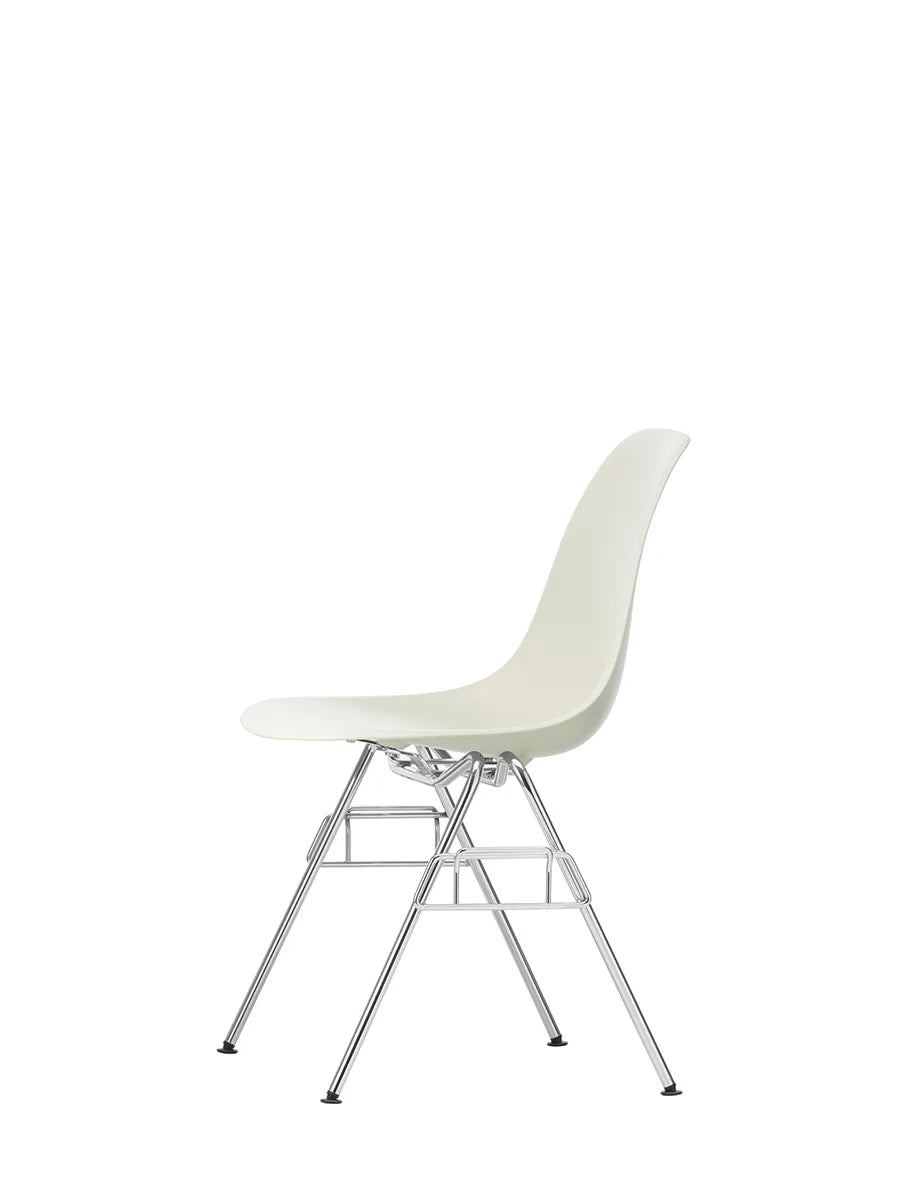 Eames Plastic Side Chair DSS-N, stabelbar fra Vitra