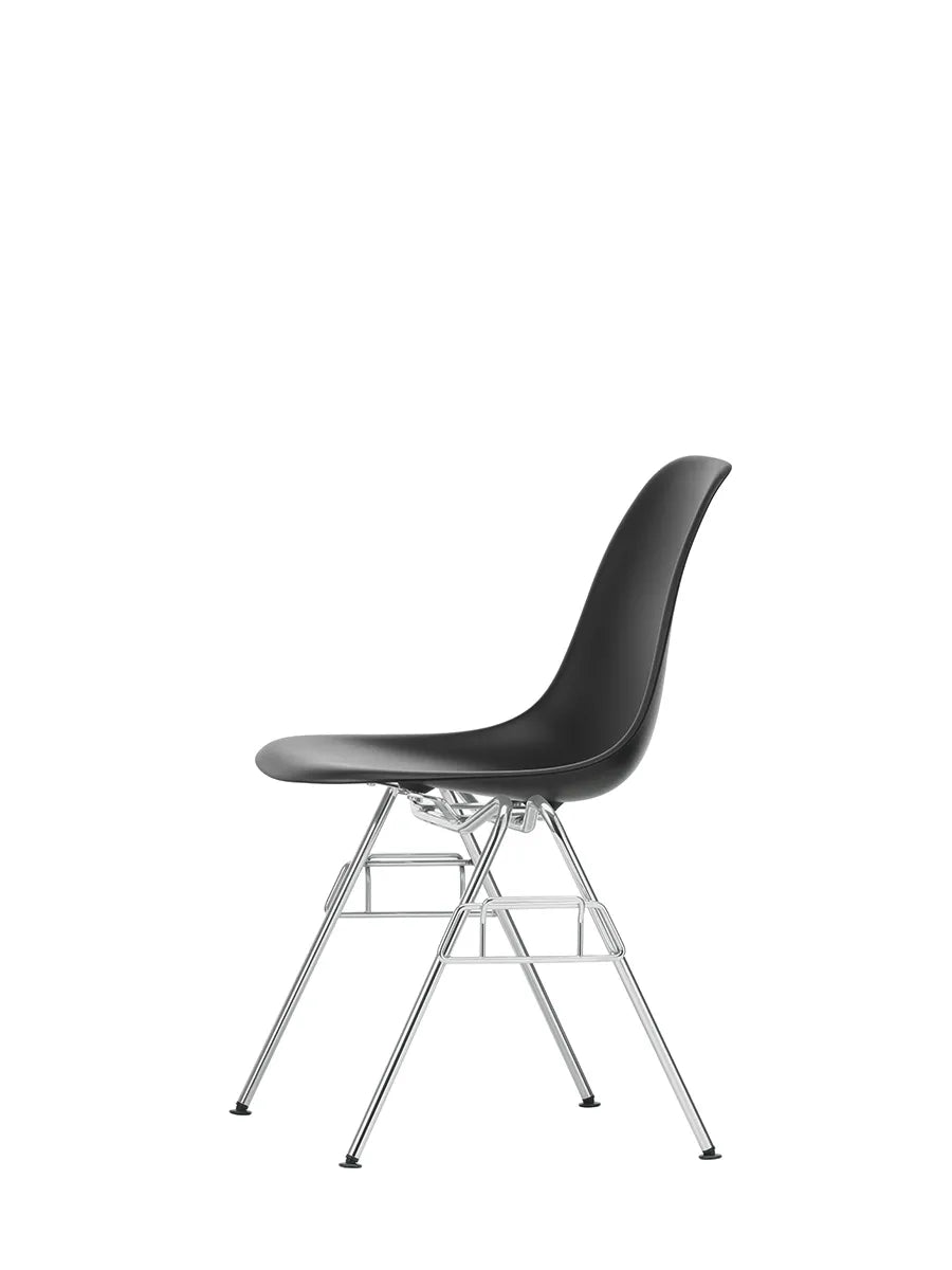 Eames Plastic Side Chair DSS-N, stabelbar fra Vitra