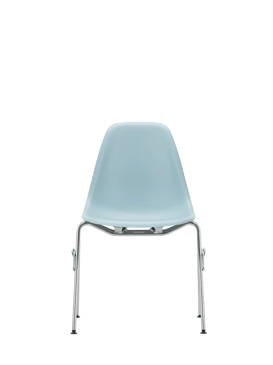 Eames Plastic Side Chair DSS-N, stabelbar fra Vitra
