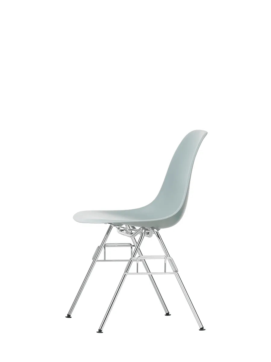 Eames Plastic Side Chair DSS-N, stabelbar fra Vitra