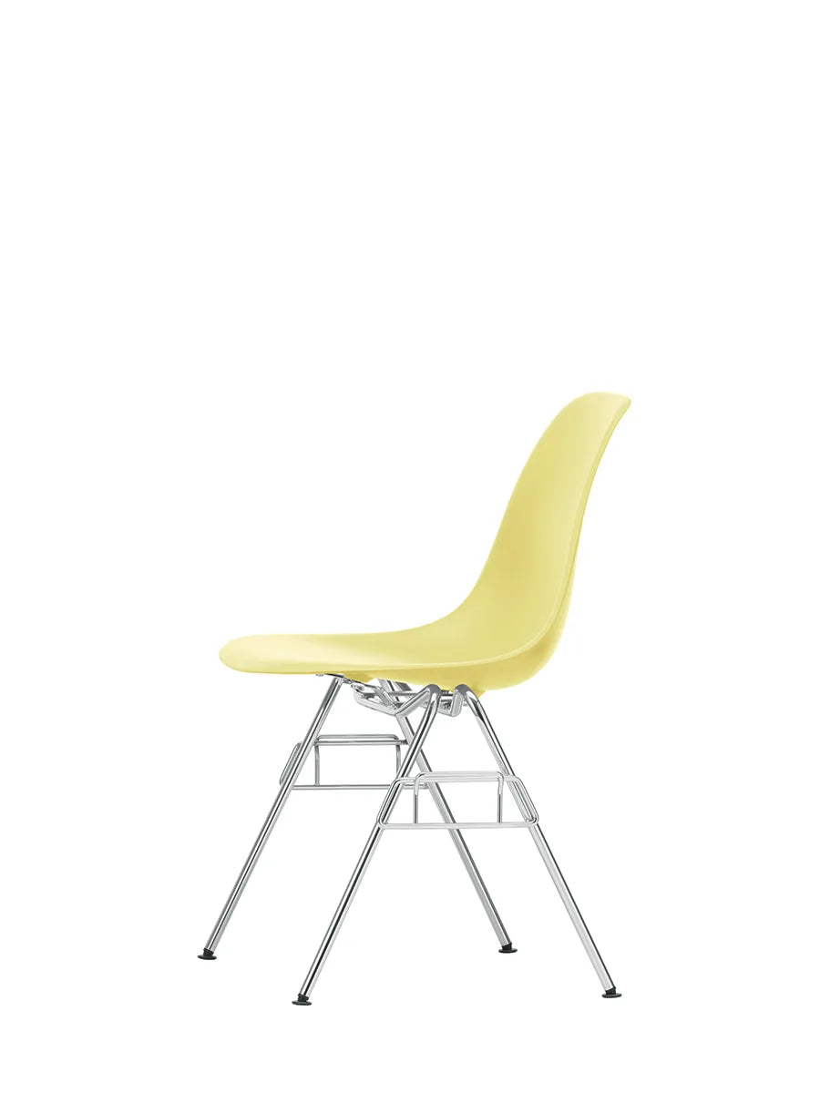 Eames Plastic Side Chair DSS, stabelbar fra Vitra